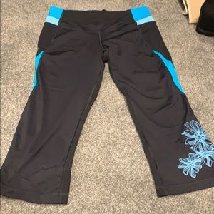 LULULEMON ATHLETICA CROPPED FLARE CAPRI - size 8